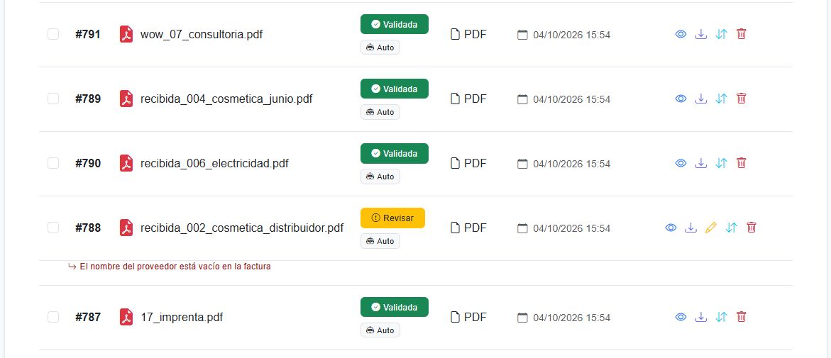 Listado de facturas de un cliente: validadas en modo automático y una en Revisar con su motivo